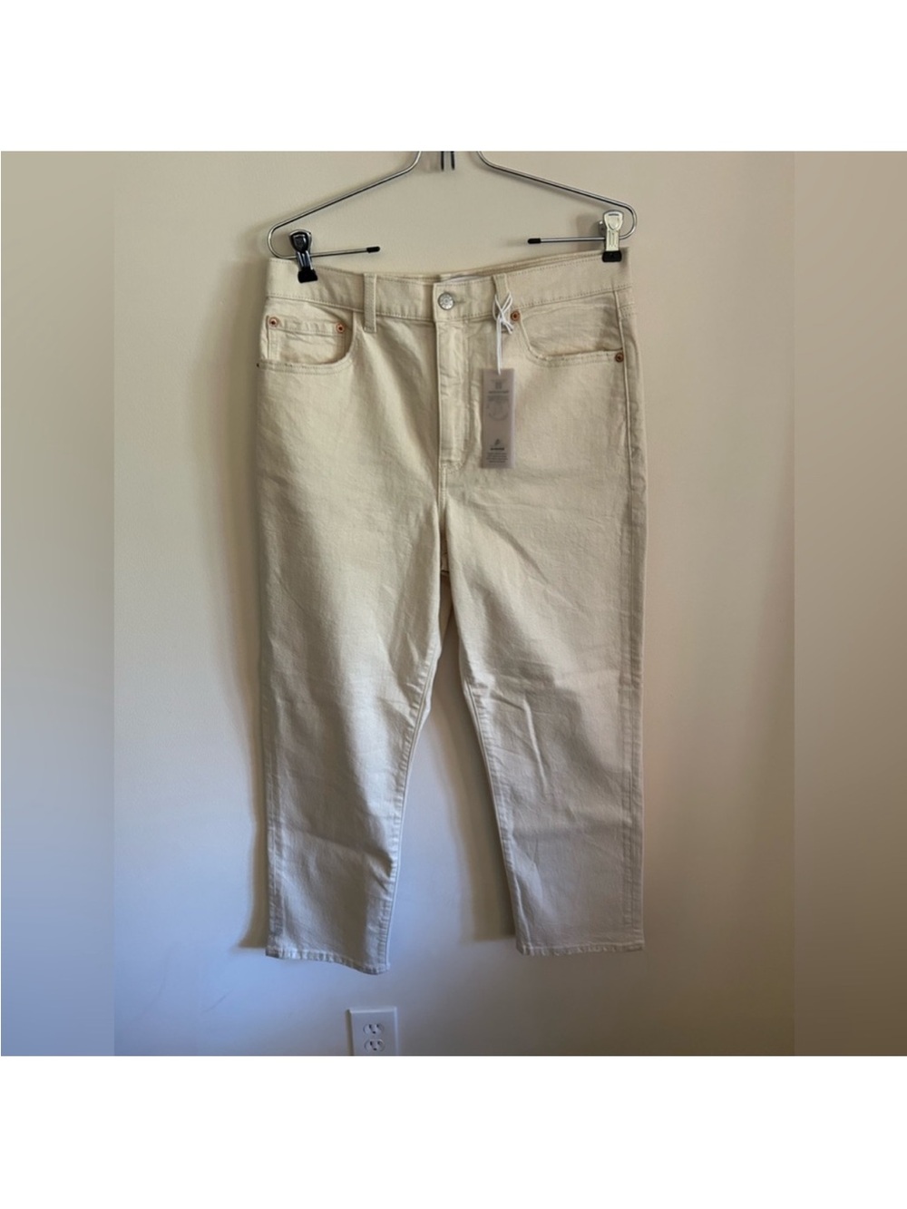 must have for all seasons Cropped Straight-Leg Women’s Jeans in Cream